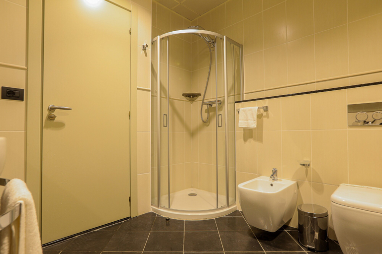 Bathroom 4, Heliconia Park - Port Harcourt Hotel, Port Harcourt
