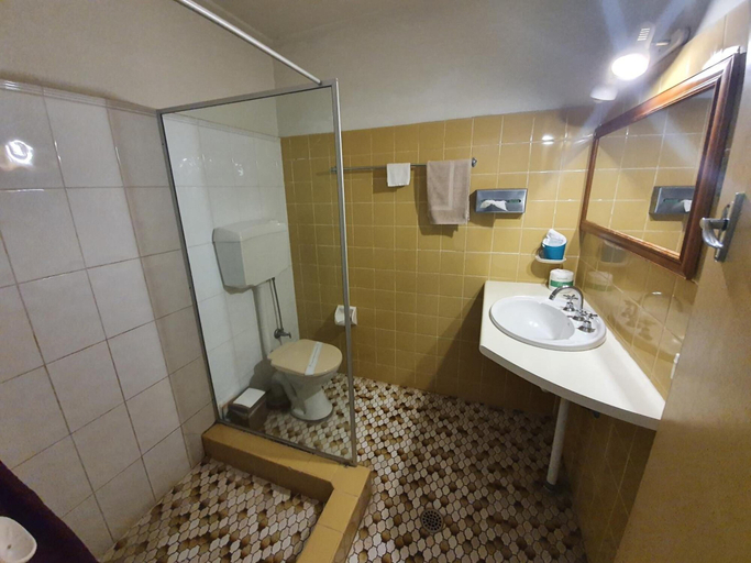 Bathroom 4, Red Chief Motel, Gunnedah