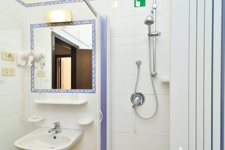 Bathroom 5, Hotel Bristol Terme, Napoli