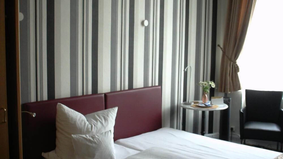Bedroom 3, Hotel Kronprinzen, Bonn