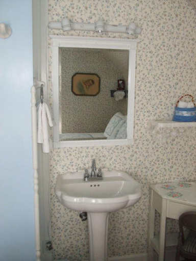 Bathroom 4, The Silk Pincushion - Easy access to downhill skiing, Jefferson