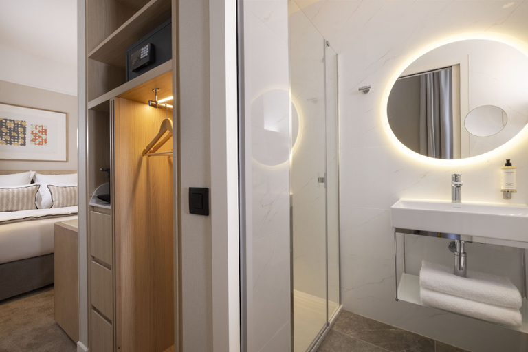 Bathroom 5, Hotel Duminy Vendome, Paris