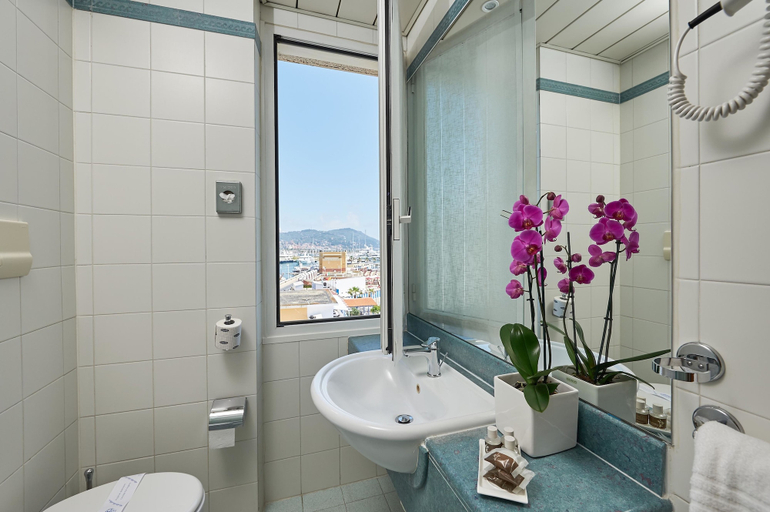 Bathroom 4, Hotel Croce di Malta, Imperia