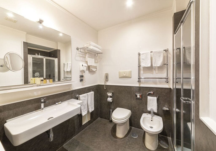 Bathroom 4, Palazzo Turchini, Napoli