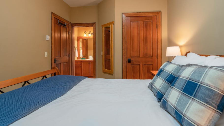 Bedroom 4, Mountain Time-spacious, Private Hot Tub,great View, Kootenay Boundary