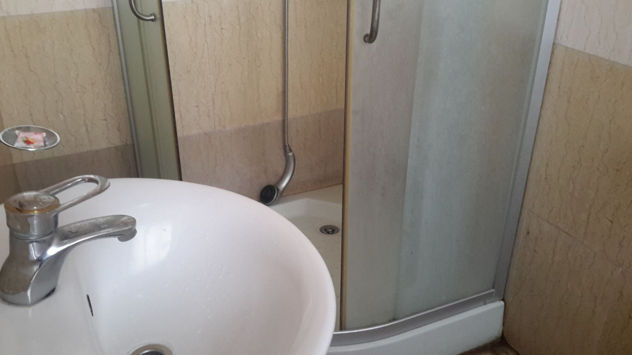 Bathroom 3, Mesfin Harar Hotel, Addis Abeba