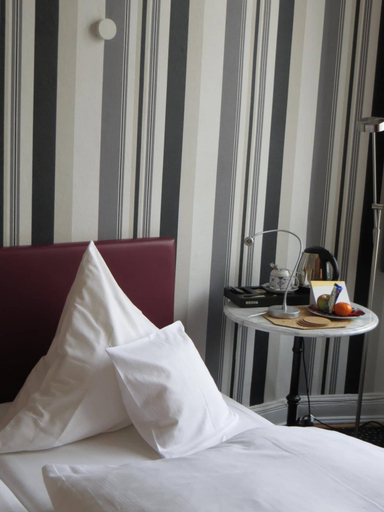 Bedroom 4, Hotel Kronprinzen, Bonn
