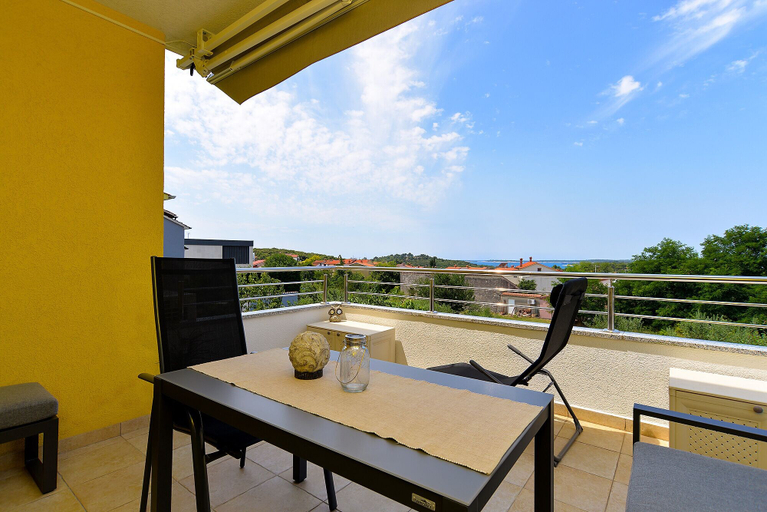 Others 4, Apartment 1941, Pula