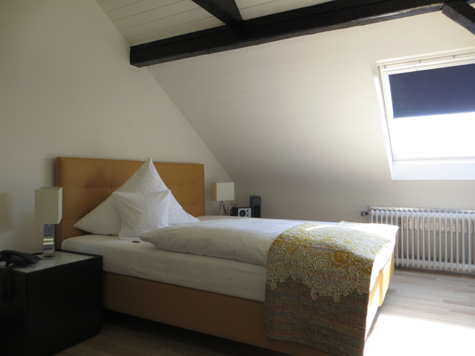 Bedroom 2, Hotel Kronprinzen, Bonn