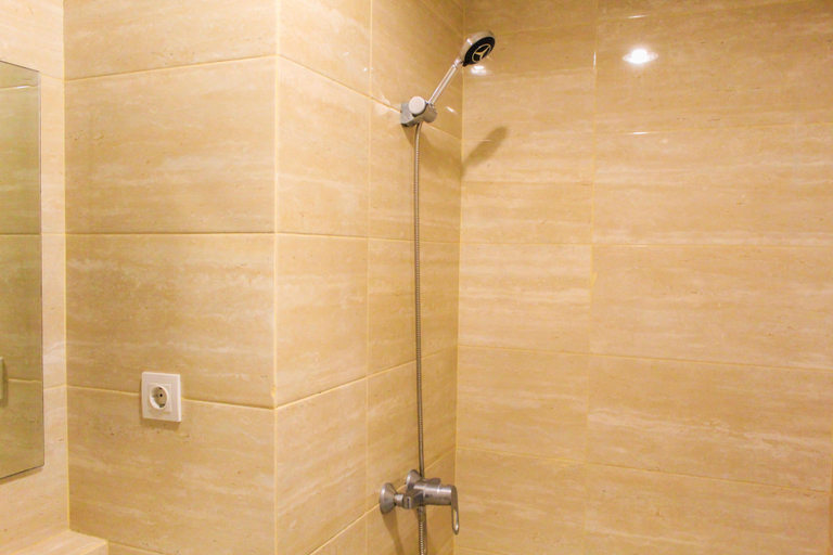 Bathroom 5, Strategic and Comfy 2BR Apartment Springwood Residence By Travelio, Tangerang