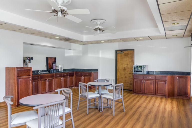Food & Drinks 5, Econo Lodge, Ware