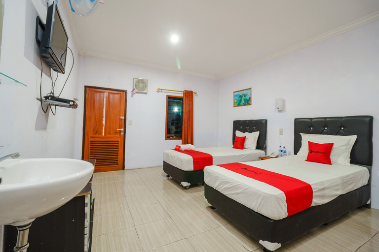Bedroom 5, RedDoorz near Danau Toba Parapat, Simalungun