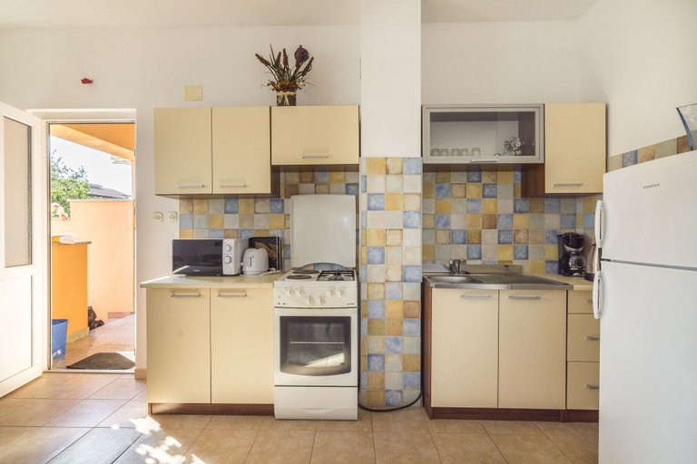 Others 5, Apartment 1985, Pula