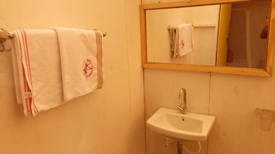 Bathroom, Clara's Huts, South Goa