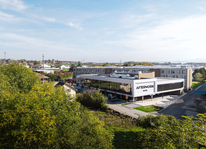 Exterior & Views 25