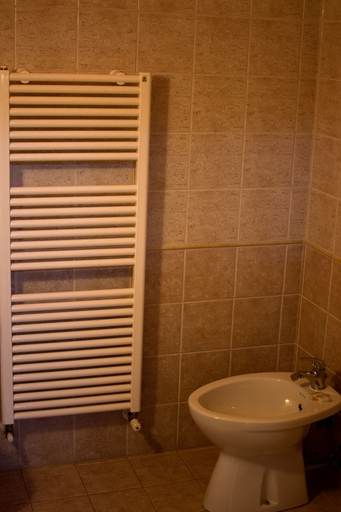 Bathroom 5, Al Regio Tratturo, Pescara