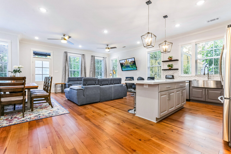 Others 5, Spacious 5 BR Retreat with Pool - Near It All, Orleans