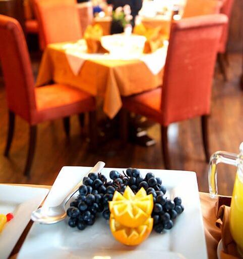 Food & Drinks 4, Treetops, Kieni