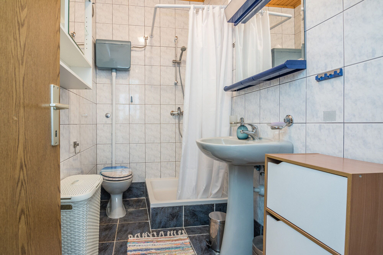 Others 5, Apartment Nada, Vir