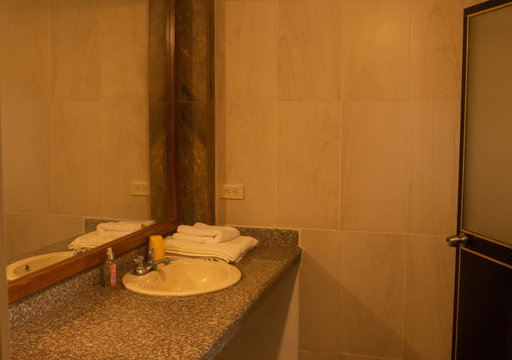 Bathroom 4, Puerto Quito Lodge, San Miguel de los Bancos