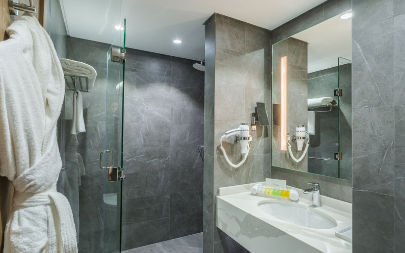 Bathroom 5, Clarion Hotel Jeddah Airport, Jeddah