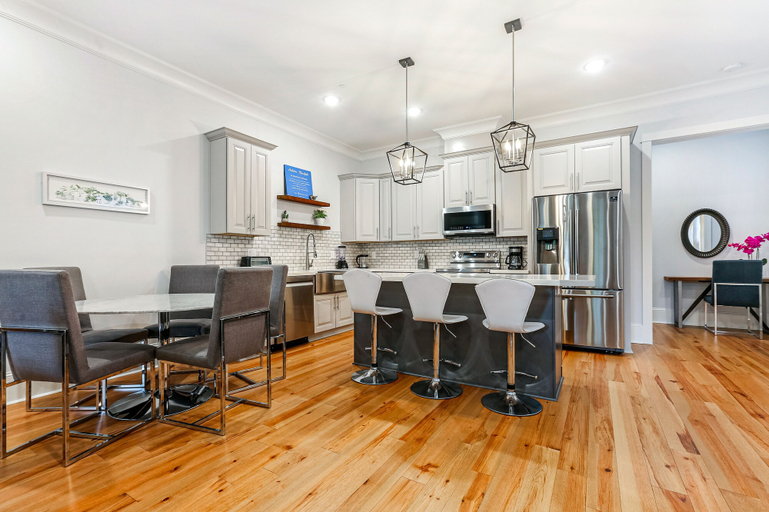 Food & Drinks 5, Spacious 5BR Urban Retreat with Balcony & Pool, Orleans