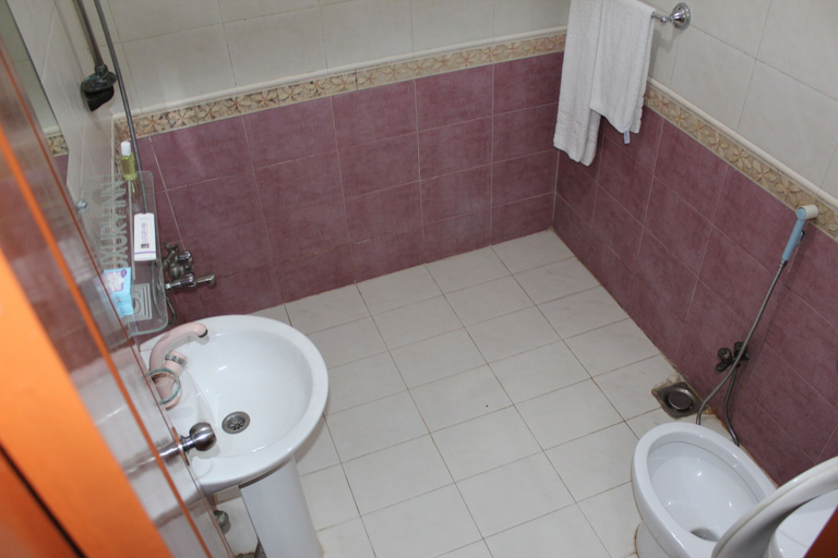 Bathroom 4, Luxury Inn, Karachi