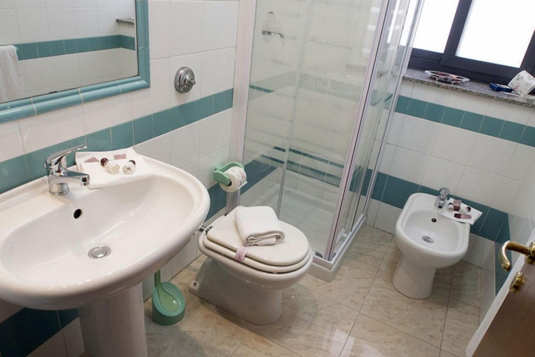 Bathroom 3, Hotel Kroma, Ragusa