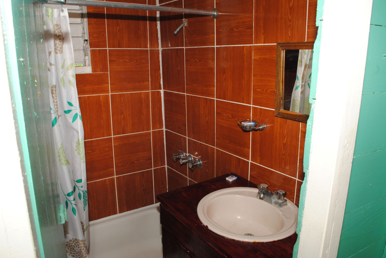 Bathroom 3, Bluefields on the Bay