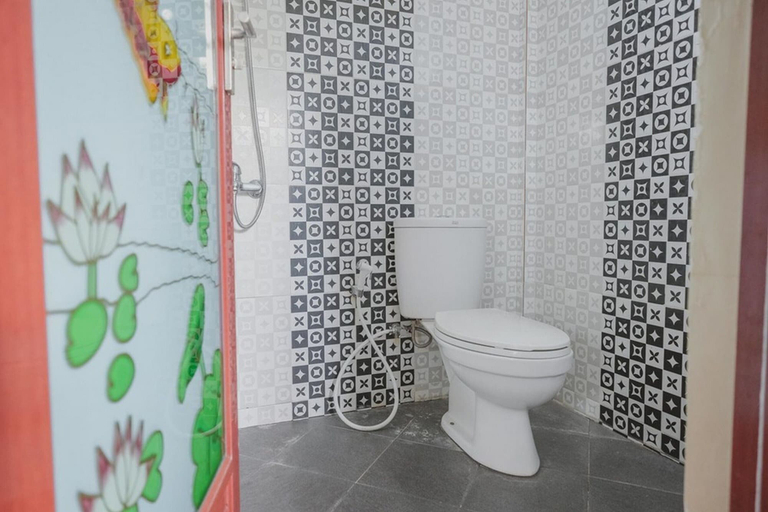 Bathroom 4, RedDoorz Syariah near Jamtos Jambi 2, Jambi