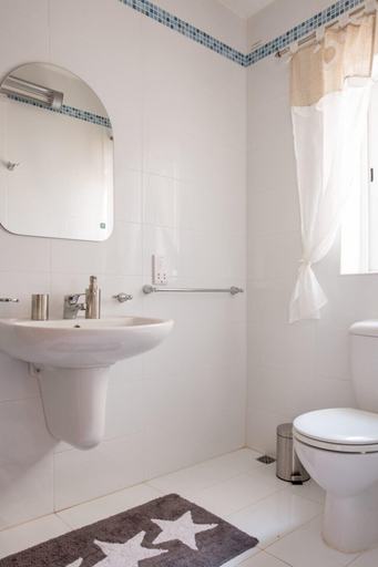 Bathroom 4, Luxury 3BR Apartment by the Sea, Prime Location, Saint Paul's Bay