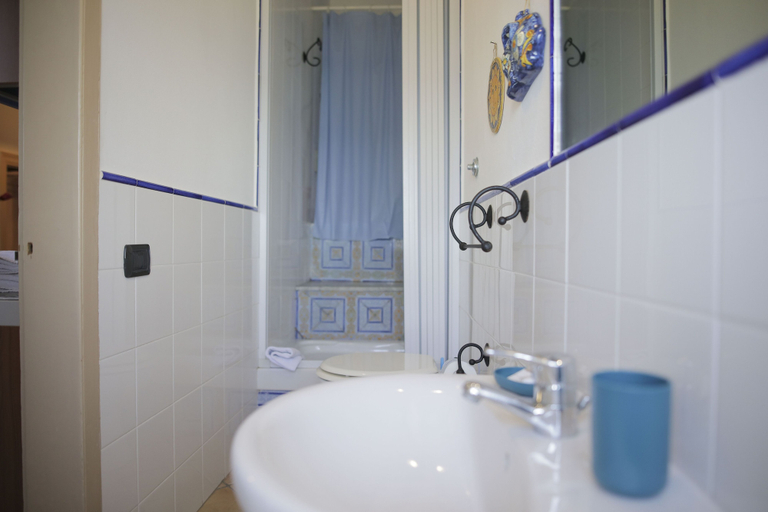Bathroom 4, Costabella, Palermo