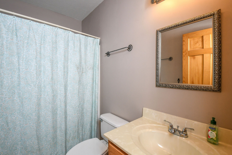 Bathroom 3, Toasted Marshmallow Lodge, Garrett