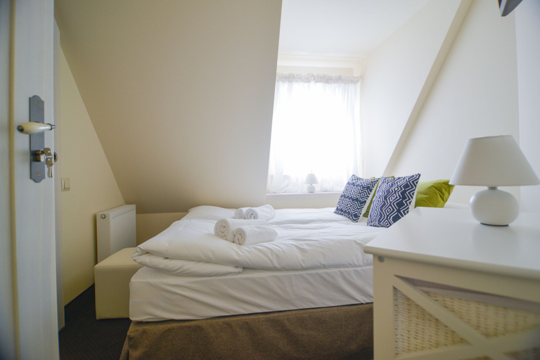 Bedroom 3, KRUPÓWKA MOUNTAIN RESORT - Widokowy hotel z basenami i wellness, Cieszyn