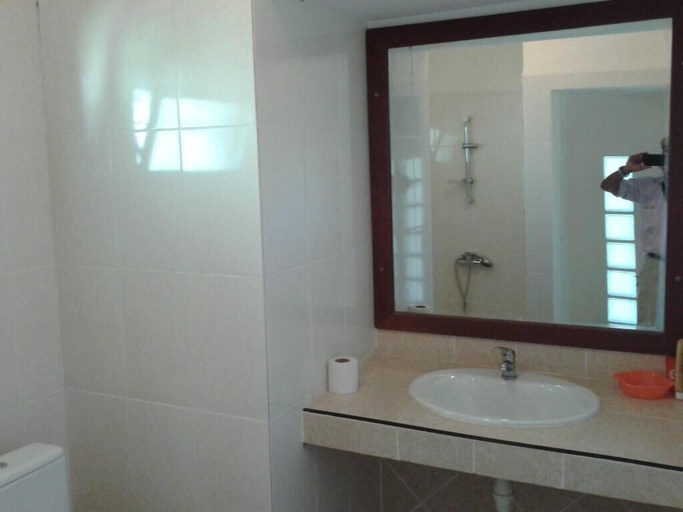 Bathroom 3, AR Sun Hotel, Diana