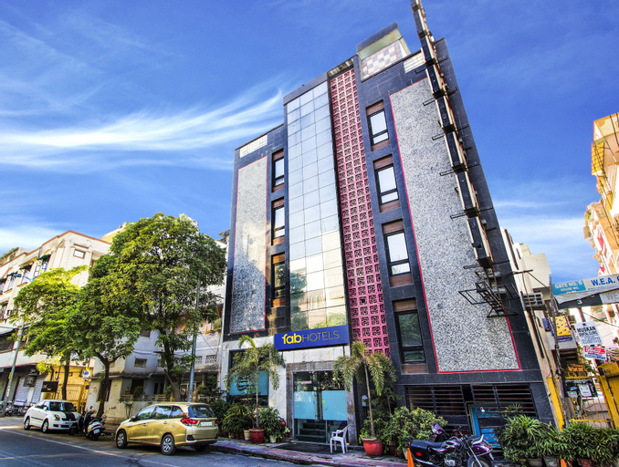 Hotel Suncourt Corporate, West