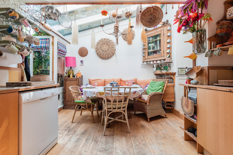 Food & Drinks 5, Enchanting Hammersmith Home Close to Shepherds Bush by Underthedoormat, London