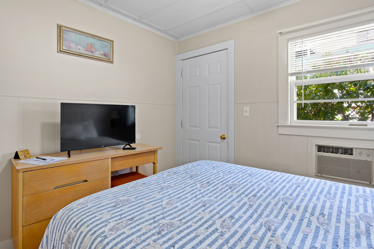 Bedroom 3, Beach Motel & Suites, York