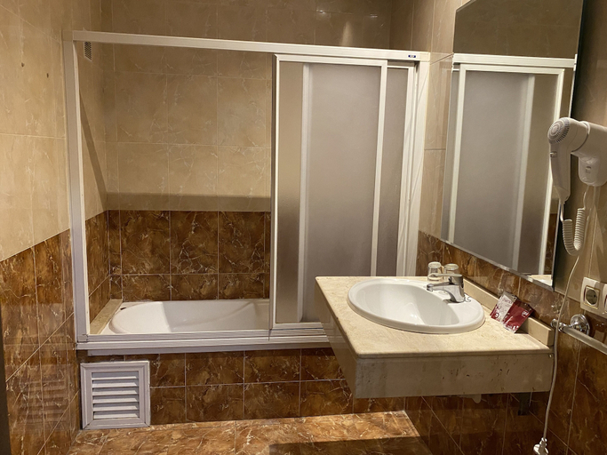 Bathroom 5, Hotel Medina Centro, Cádiz