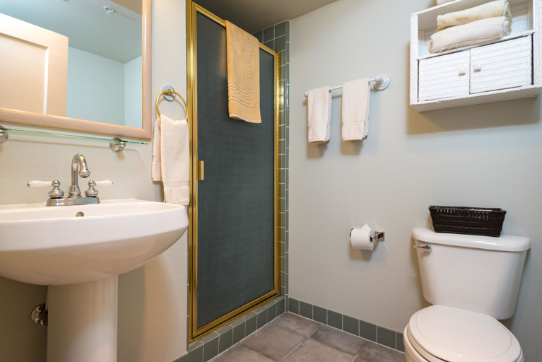 Bathroom 4, Hotel Condon, Gilliam