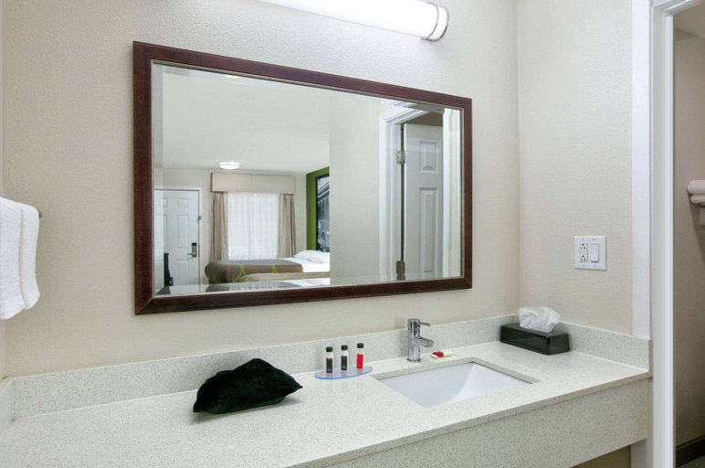 Bathroom 5, Super 8 by Wyndham Palestine, Anderson