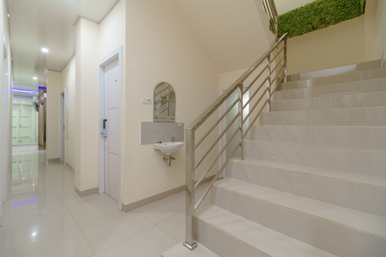 Others 5, RedDoorz Plus near RS RK Charitas 2 Palembang, Palembang