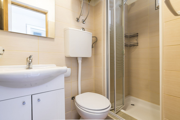 Bathroom 3, Apartment 1985, Pula