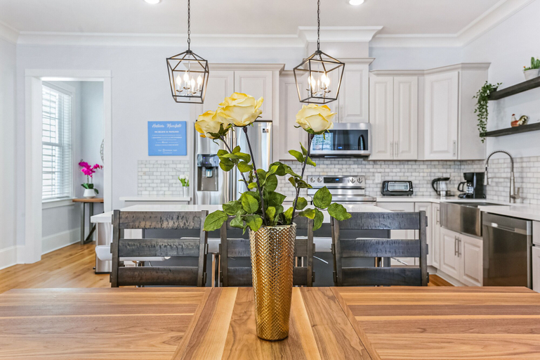 Others 1, Spacious 5BR Urban Retreat with Balcony & Pool, Orleans
