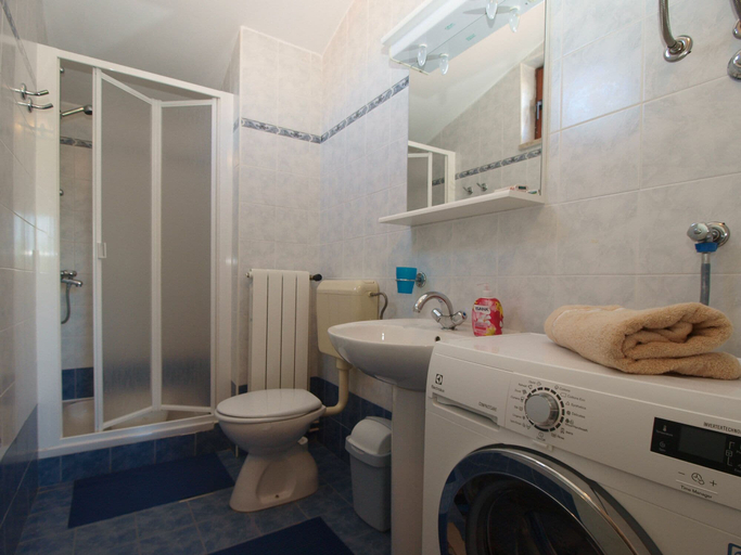 Bathroom 3, Apartment 1895, Marčana