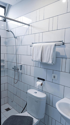 Bathroom 4, Triple Seven Bed & Breakfast, Bandung
