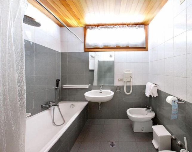 Bathroom 4, Albergo Sorriso, Brescia