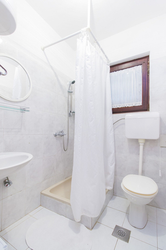 Bathroom 3, 7 Olives Apartments, Rogoznica
