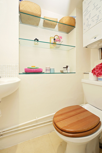 Bathroom 3, Bright Chic Garden Apartment, London