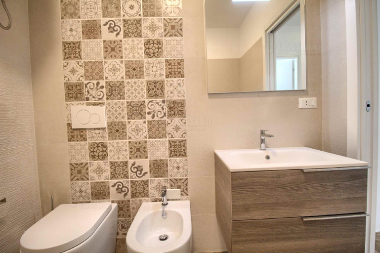 Bathroom 5, Apt Gabri, Lecce